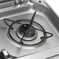 Kompakti 2-liekkinen keittotaso, jossa on vasemmalla sijaitseva integroitu pesuallas ja käytännöllinen turvalasikansi, 